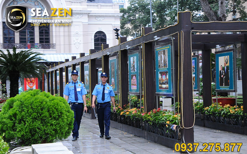 Nhân viên bảo vệ chung cư thường xuyên tuần tra và đảm bảo an toàn tài sản cho dân cư - báo giá dịch vụ bảo vệ tại Hà Nội