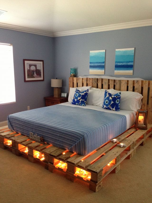 Mỗi căn hộ đều có một chiếc giường gỗ pallet độc đáo