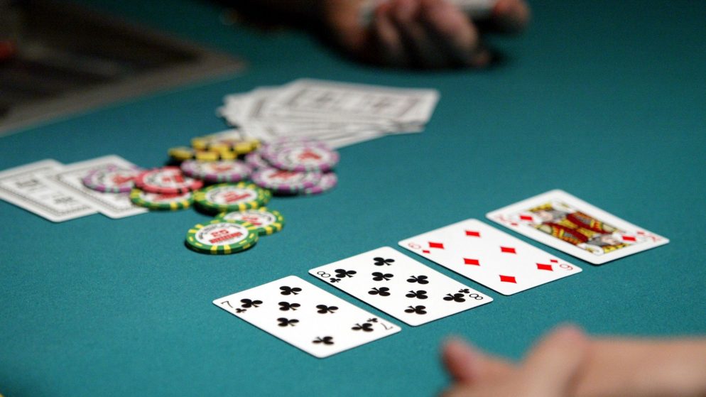 Làm thế nào để chơi Poker? Quy tắc của trò chơi với giải thích và hình ảnh.
